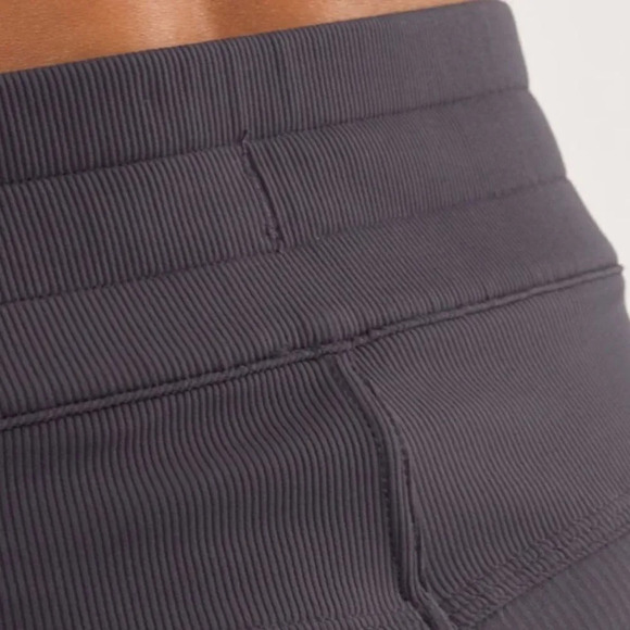 Lululemon sz 6 Studio Crop Coal (black) for yoga excellent pre owned condition - Picture 7 of 14